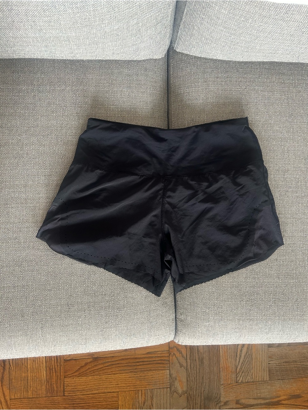 Lululemon speed up high rise line short 4” black scallop — size 4